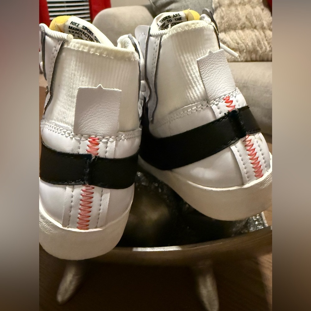 Nike Women Blazer Mid 77 Jumbo White and Red Sneakers - Picture 2 of 8